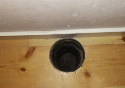 Hål i golvplatta för montering av ventilationsrör.